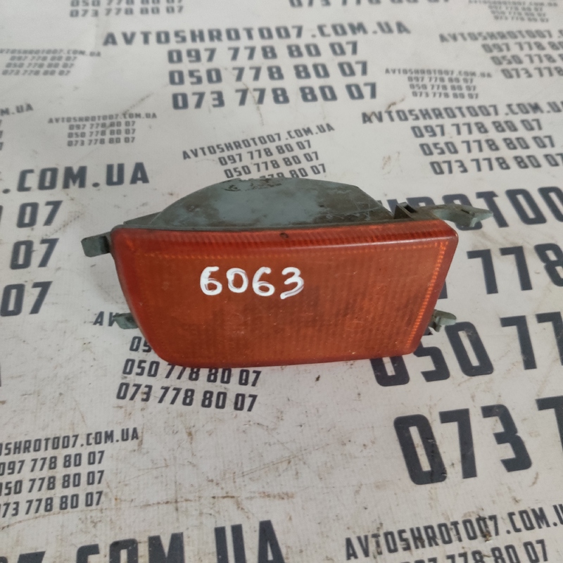 Ліхтар поворотника VW Golf 4 (97-06) правий OEM 1H0953156B