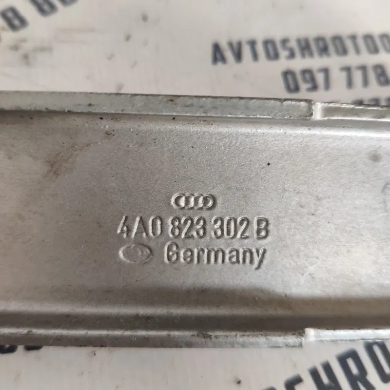 Петля капоту ліва Audi 100 C3 (82-91) 4A0823302B