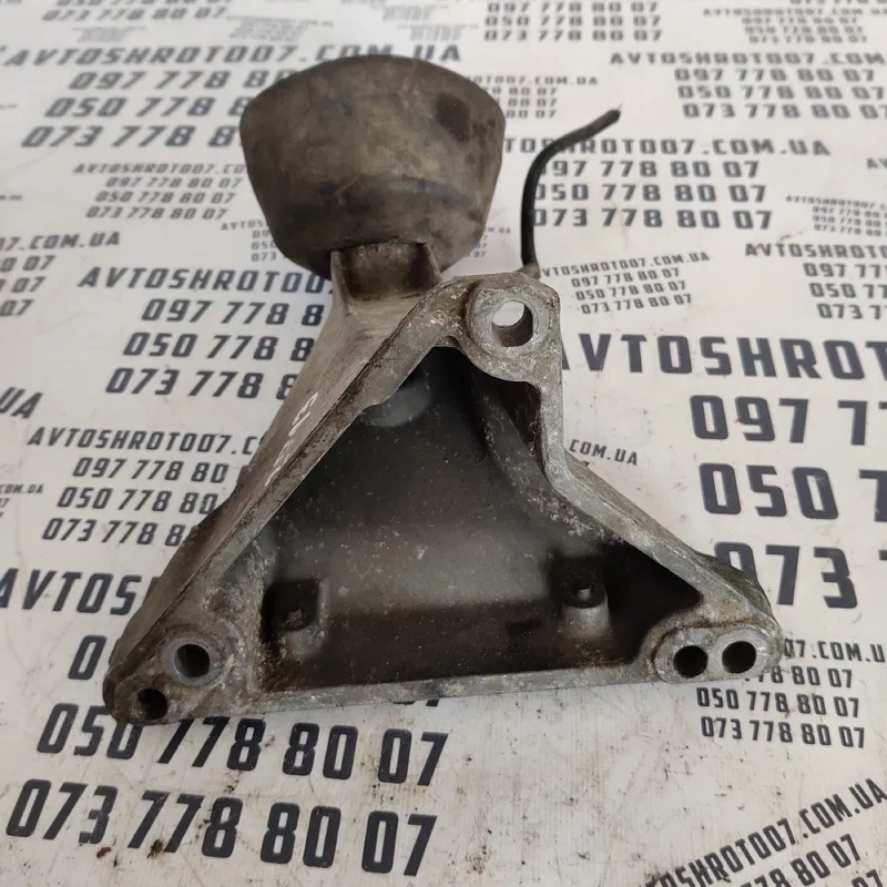 Кронштейн подушки двигуна VW Passat B5 OEM 8D0199308L