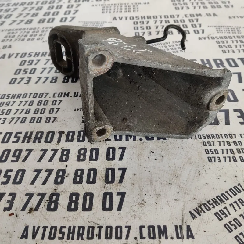 Кронштейн подушки двигуна Audi A6 C4 (94-97) OEM 4A0199307AB