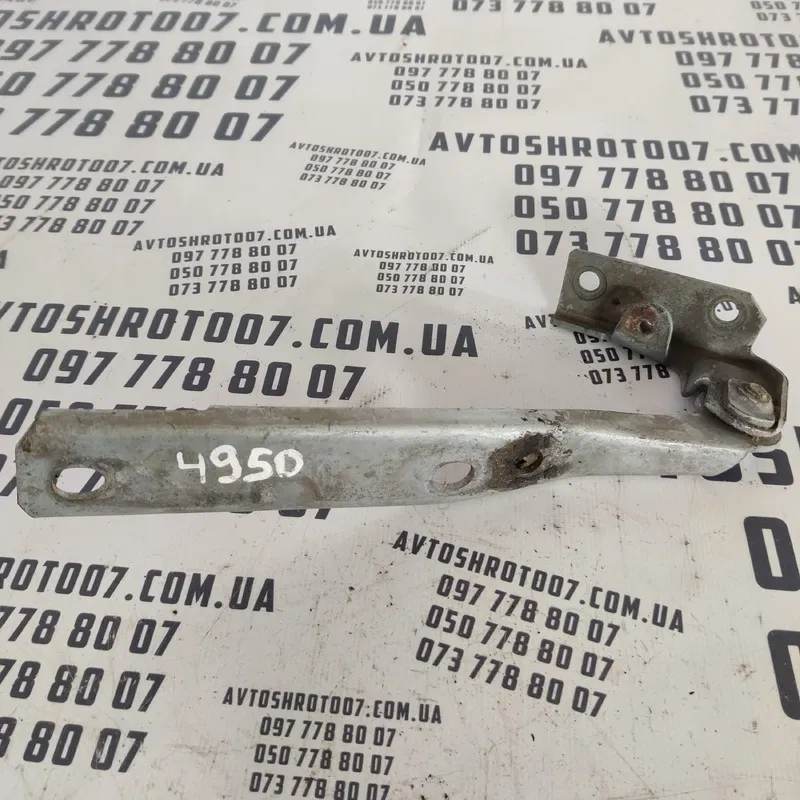 Петля капоту ліва Audi 100 C3 (82-91) 4A0823302B