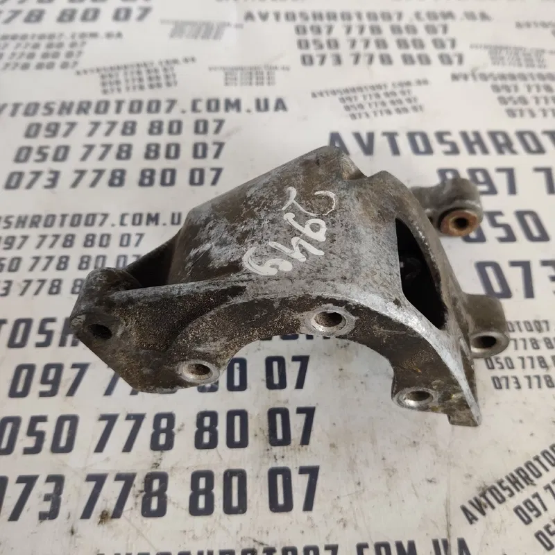 Кронштейн ГПК Volkswagen Passat B3 (88-93) OEM 028145523b