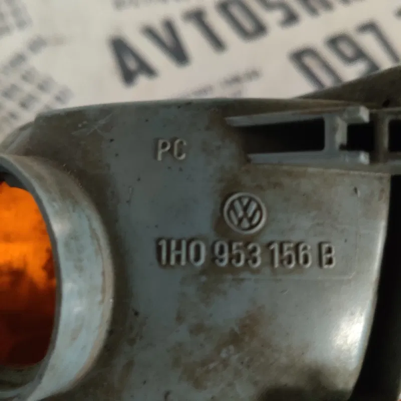 Ліхтар поворотника VW Golf 4 (97-06) правий OEM 1H0953156B