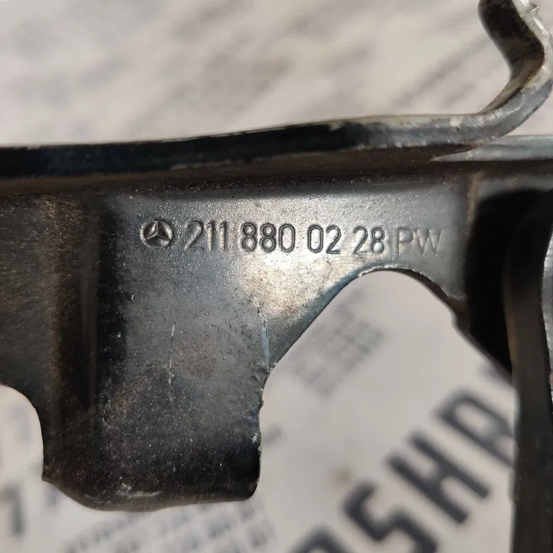 Петля капоту Mercedes W220 (98-05) права OEM 2118800228