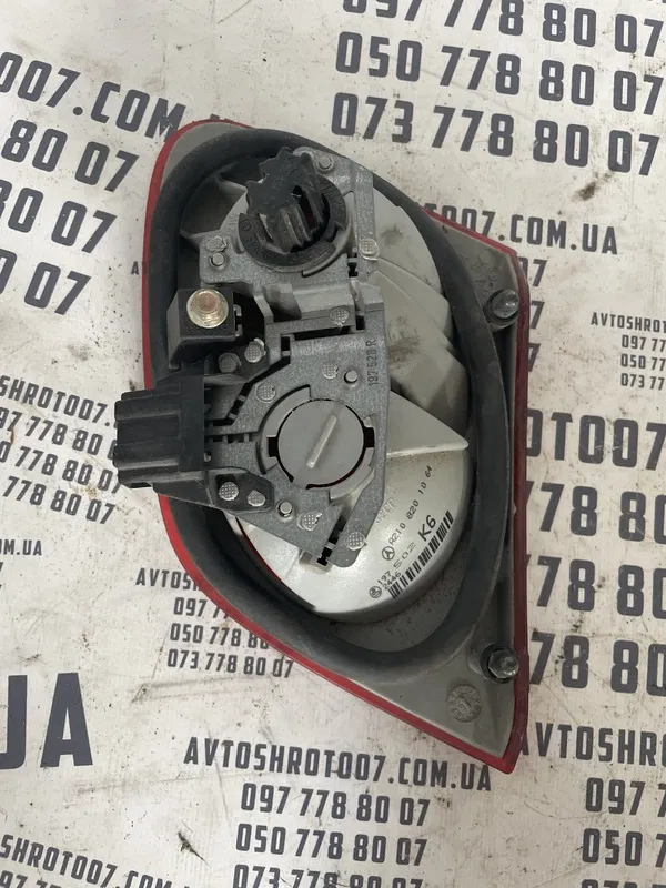Ліхтар задній Mercedes E W210 (95-02) правий OEM 2108201064