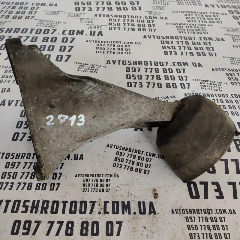 Кронштейн подушки двигуна VW Passat B5 OEM 8D0199308L