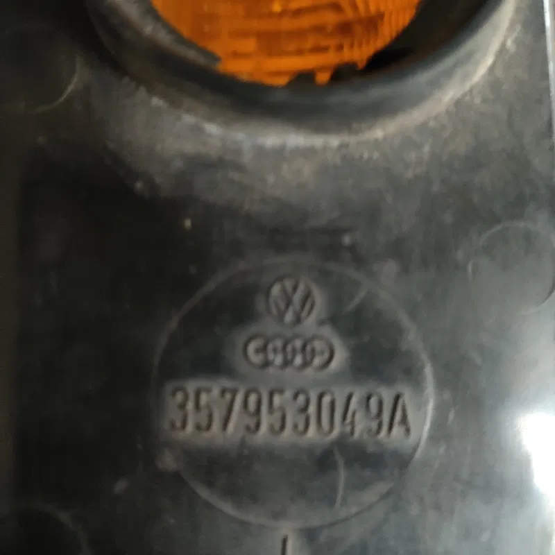 Поворотник VW Passat B3 88-93 передній лівий OEM 357953049a