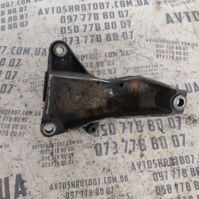 Кронштейн коробки передач Audi A6 C5 (97-05) OEM 8D0399114T
