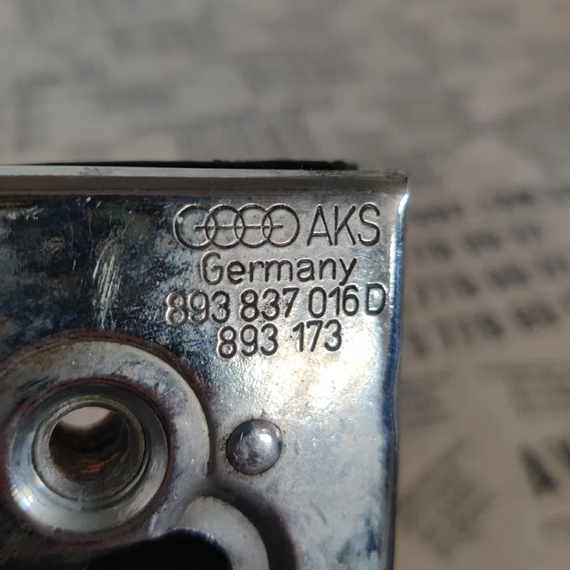 Замок дверей Audi 80 B3 (86-91) перед. правий OEM 893837016d