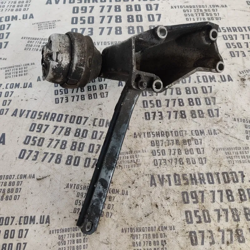 Кронштейн подушки двигуна Audi A4 B5 94-01 ліва 8d0199307l