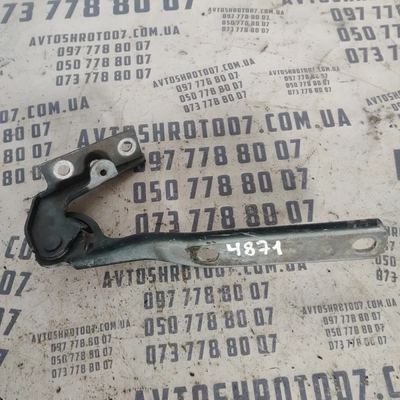 Петля капоту ліва Audi A4 B5 (94-01) OEM 8D0823301B