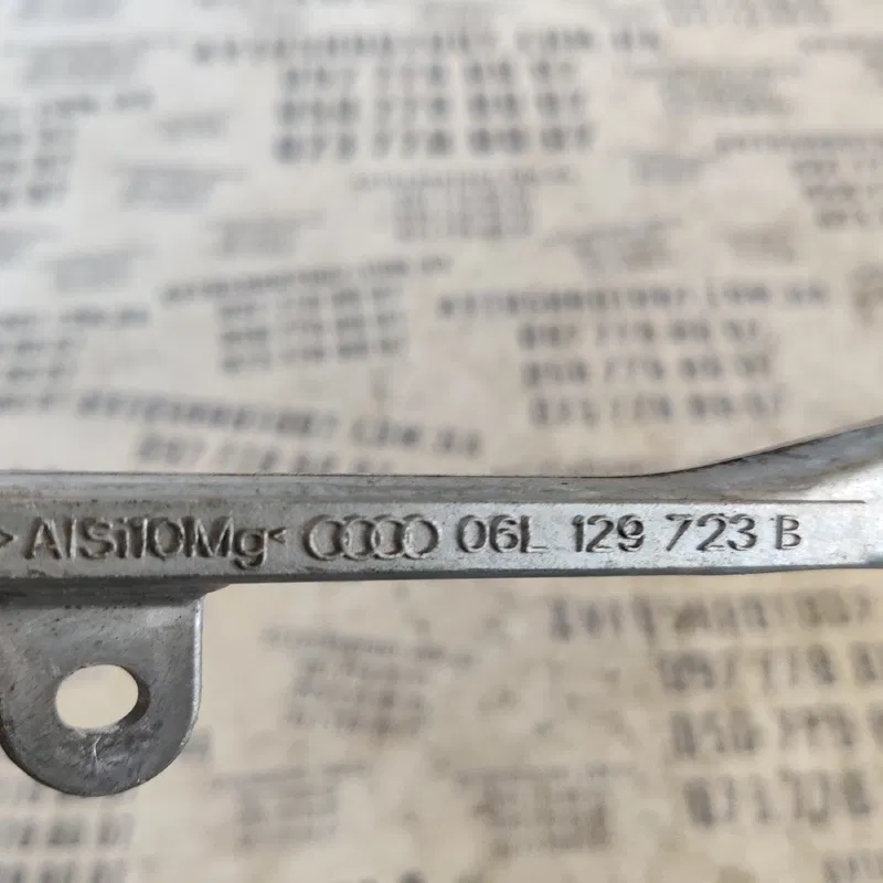 Кронштейн впускного колектора Audi A4 B8 (08-16) 06L129723B