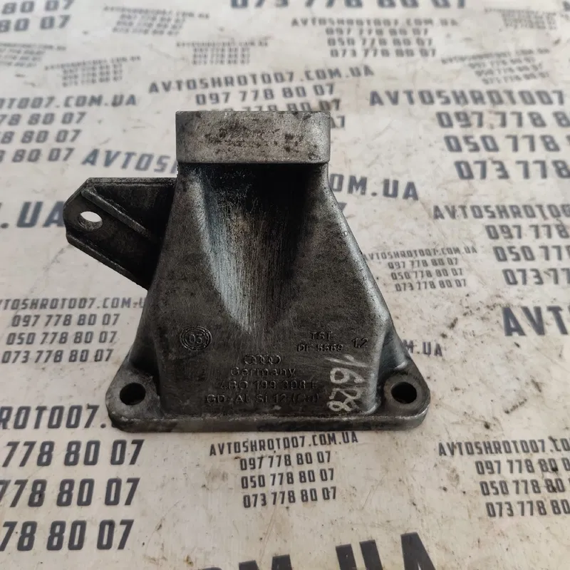 Кронштейн подушки двигуна VW Passat B5 правий OEM 4b0199308