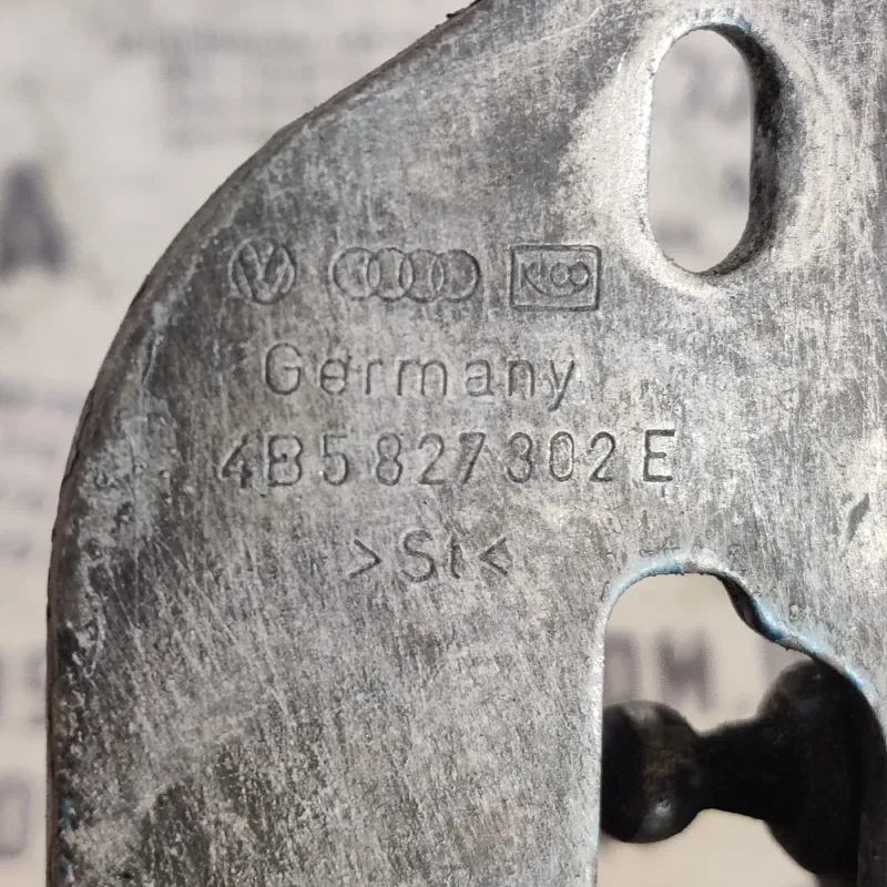 Завіса кришки багажника Audi A6 C5 (97-04) OEM 4b5827302e