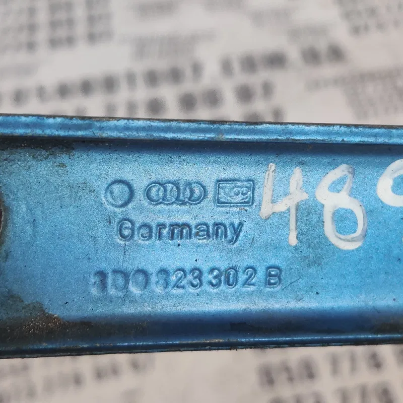 Петля капоту Audi A4 B5 (94-01) права OEM 8D0823302B