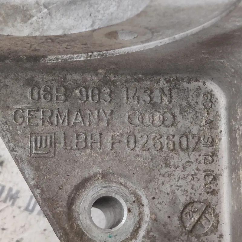 Кронштейн генератора Volkswagen Passat B5 OEM 06B903143N