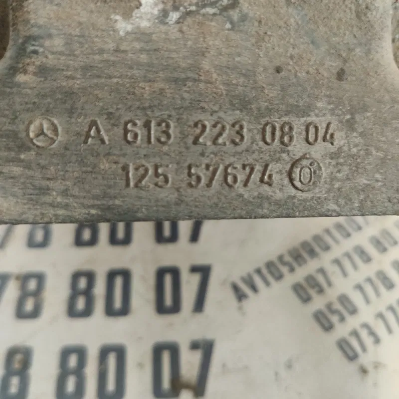 Кронштейн двигуна MB W220 (98-05) правий OEM A6132230804
