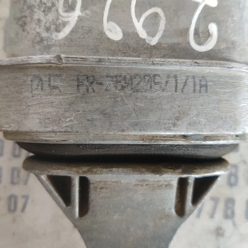 Подушка двигуна VW Golf 4 (97-06) передня OEM 1J0199851