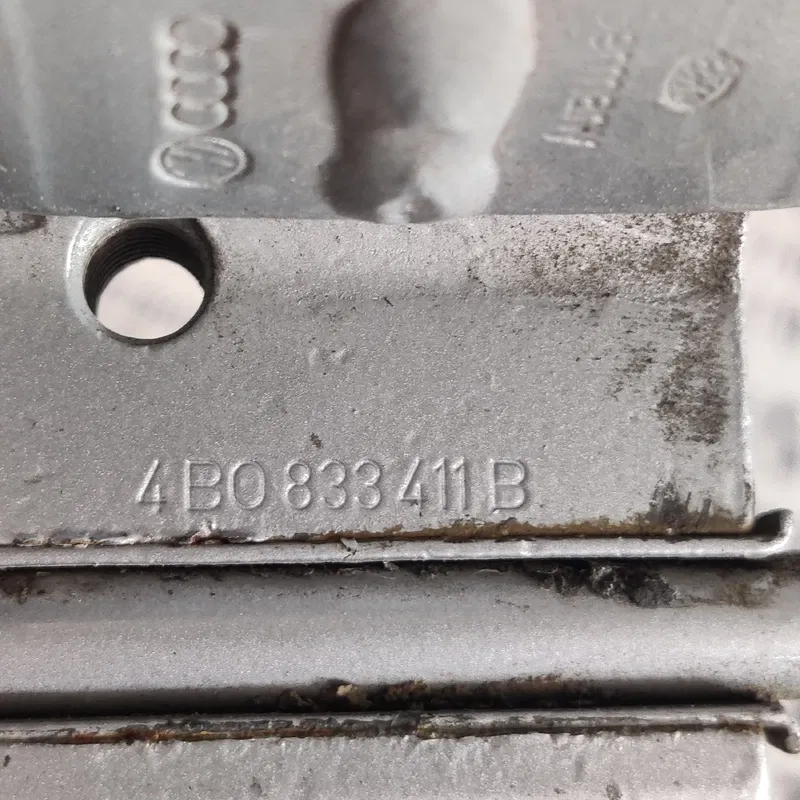 Дверна завіса задня ліва нижня Audi A6 C5 (97-04) 4B0833411B