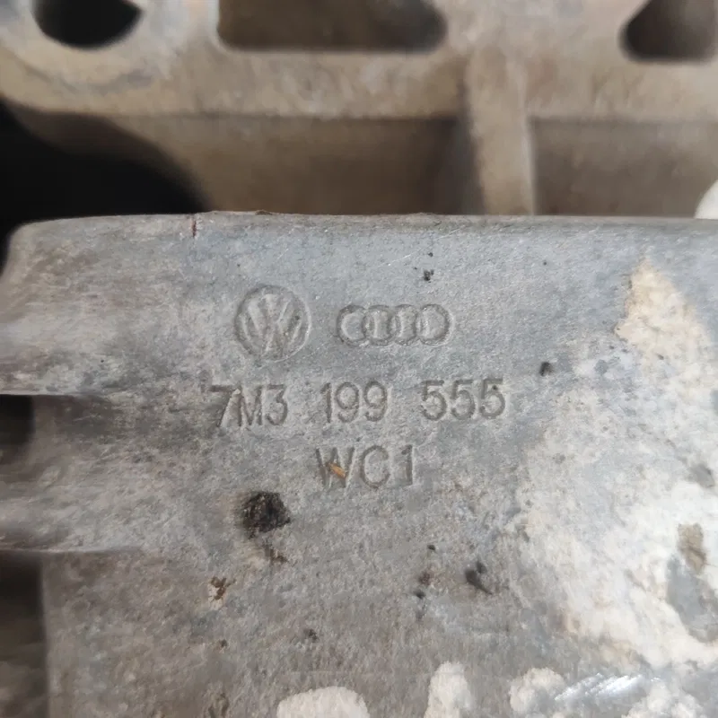 Подушка двигуна Volkswagen Sharan (95-10) ліва OEM 7m3199555