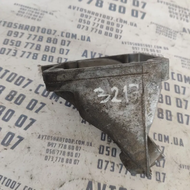 Кронштейн двигуна Mercedes W211 02-09 правий OEM a2722231604