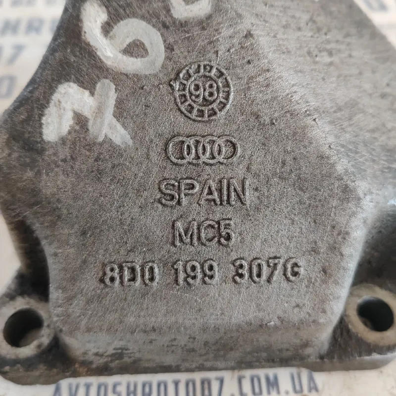Кронштейн подушки двигуна Audi A6 C5 (97-05) ліва 8d0199307g