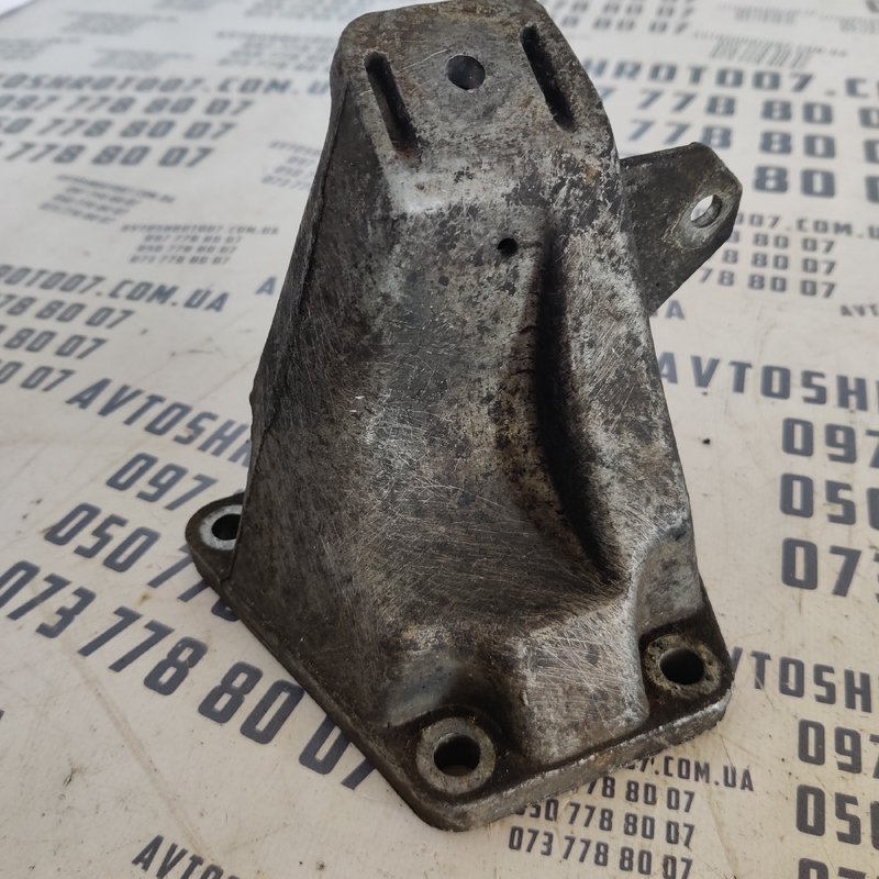 Кронштейн подушки Audi A6 C5 (97-05) правий OEM 8d0199308d