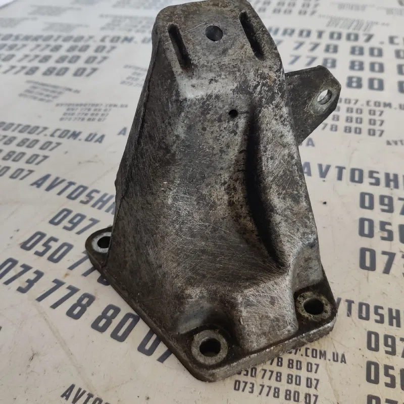Кронштейн подушки Audi A6 C5 (97-05) правий OEM 8d0199308d