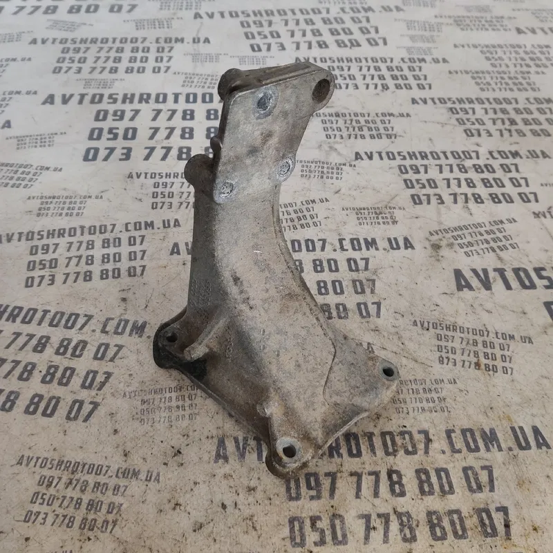 Кронштейн двигуна VW Passat B3 (88-93) правий OEM 357199354