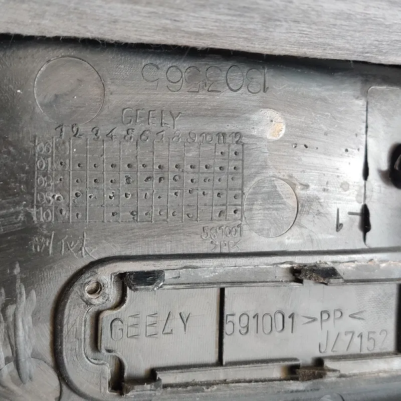 Консоль центральна Geely MK (06-14) 1.5 бенз OEM 1803565