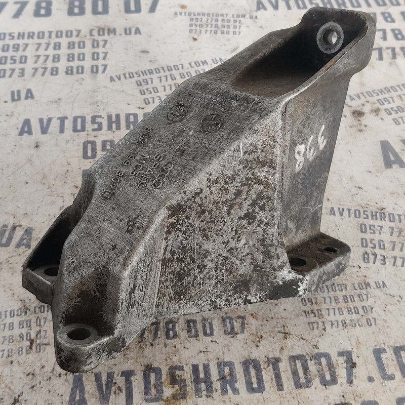 Кронштейн двигуна Audi A4 B5 (94-01) лівий OEM 8d0199307