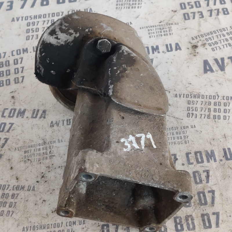 Кронштейн двигуна MB W220 (98-05) правий OEM A6132230804