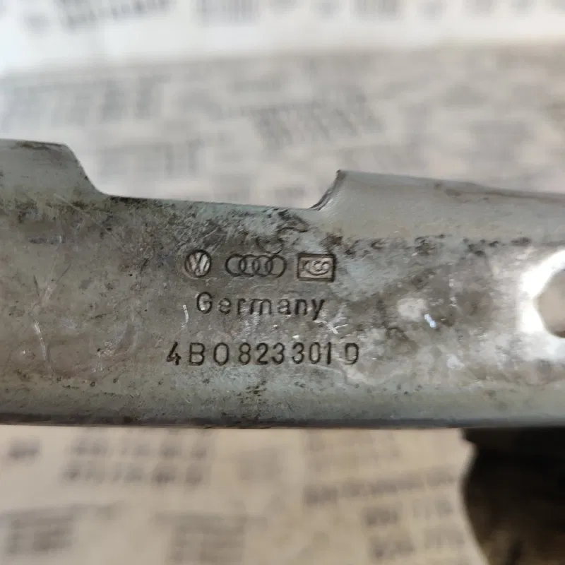 Петля капоту ліва Audi A6 C5 (97-05) OEM 4B0823301D