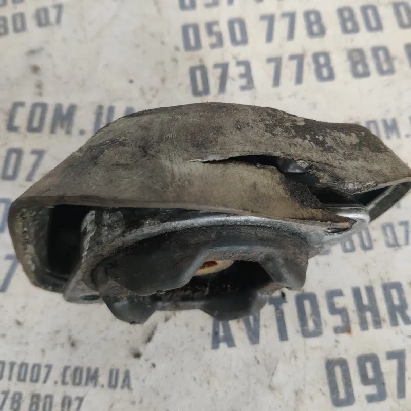 Подушка МКПП Volkswagen Passat B5 (96-05) права 8D0399151J