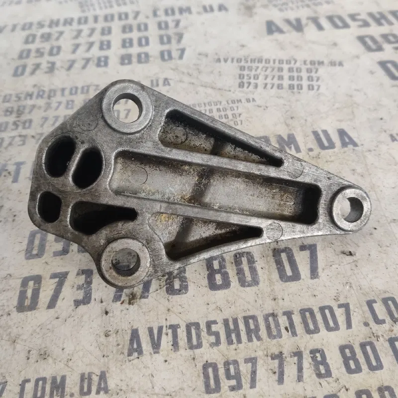 Кронштейн подушки двигуна VW Passat B5 (96-05) OEM 8d0199343