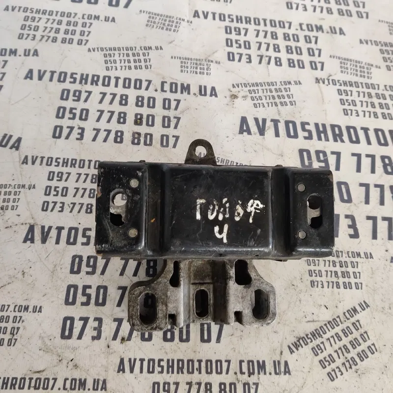 Подушка двигуна Volkswagen Golf 4 (97-06) ліва OEM 1J0199555