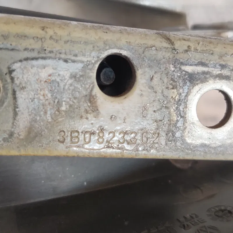 Петля капоту Skoda Superb 1 (01-08) права OEM 3b0823302a