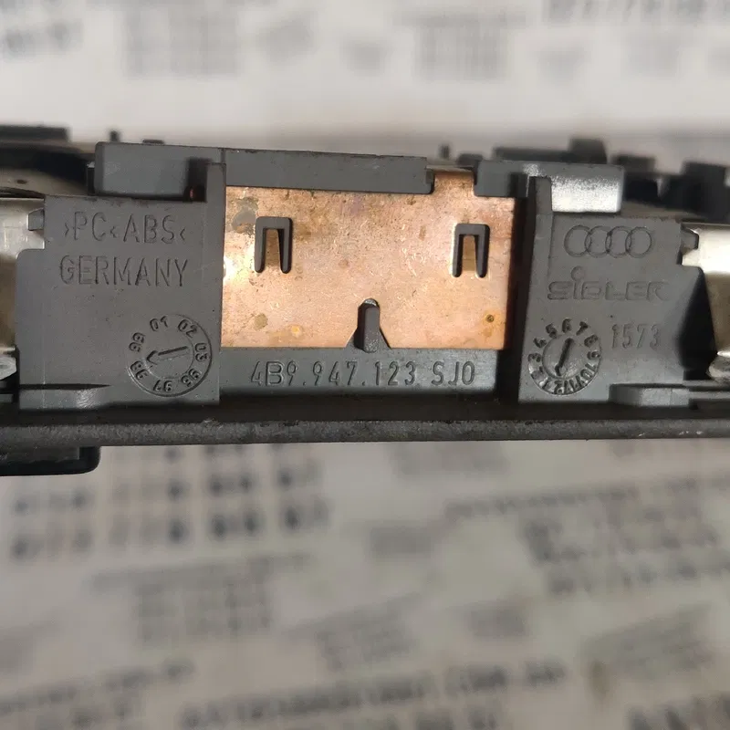 Плафон підсвітки Audi A6 C5 (97-05) задній OEM 4b9947123sj0