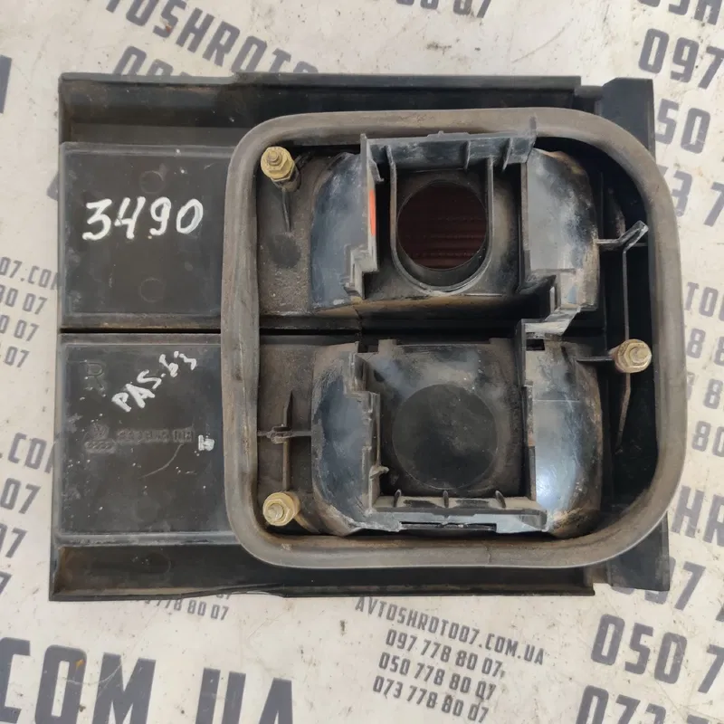 Ліхтар задній VW Passat B3 (88-93) правий OEM 333945108