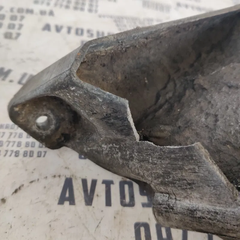 Кронштейн подушки двигуна Audi A4 B5 (94-01) ліва 4B0199307C