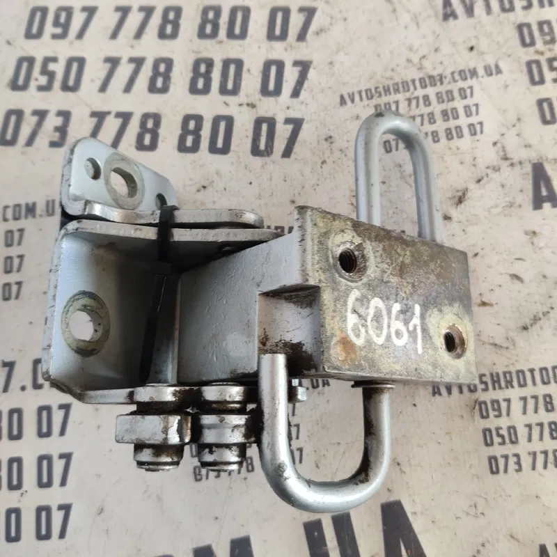 Дверна завіса задня ліва нижня Audi A6 C5 (97-04) 4B0833411B