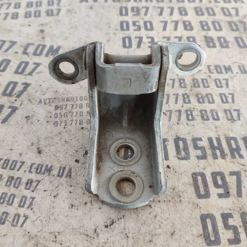 Завіса Infiniti FX 37 (08-13) перед. права нижня OEM a049747