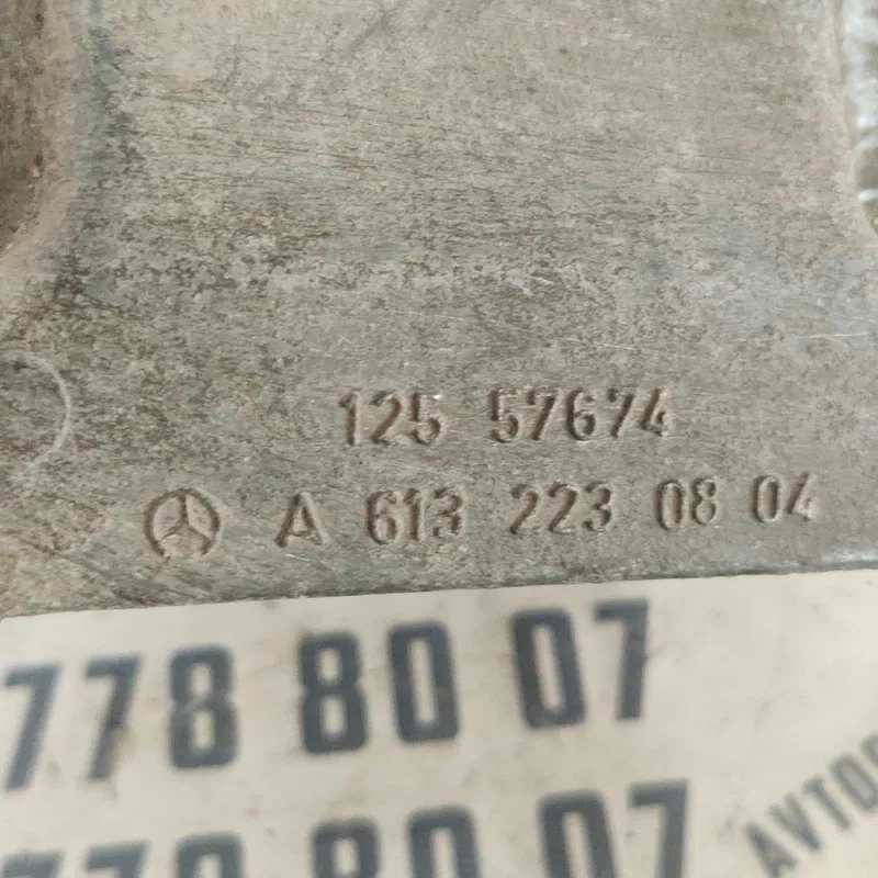 Кронштейн двигуна MB W220 (98-05) правий OEM A6132230804