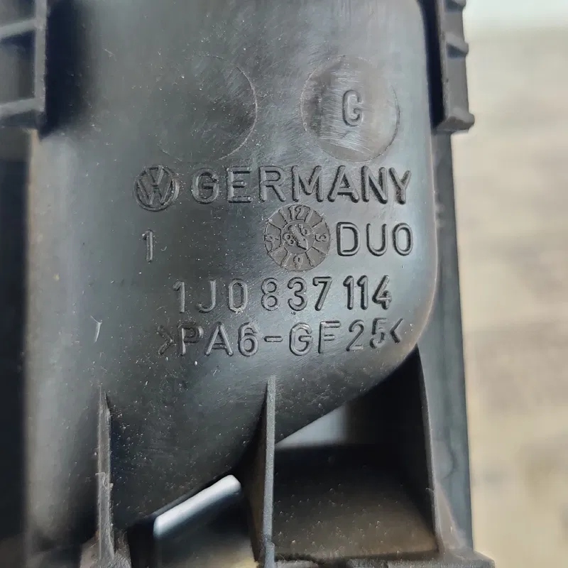 Ручка внутрішня VW Golf 4 (97-06) передня права 1J0837114