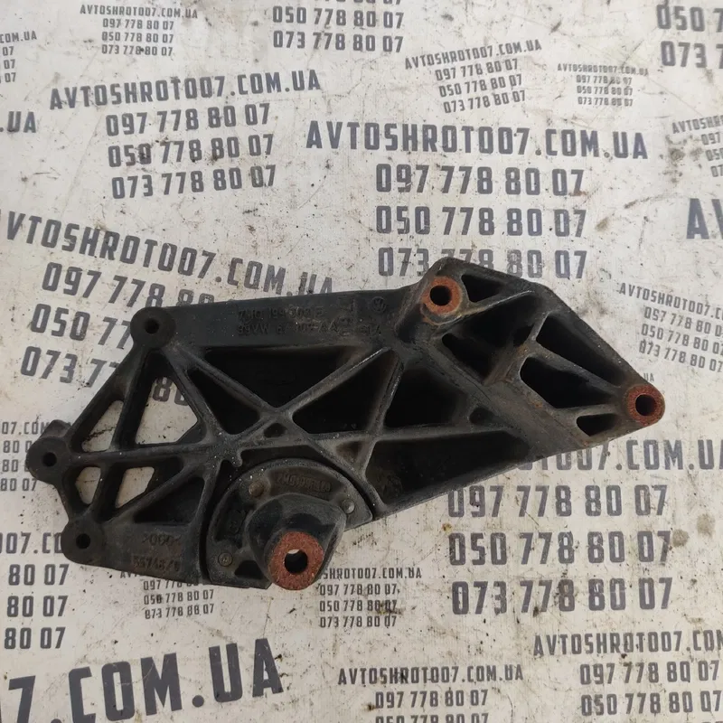 Кронштейн двигуна VW Sharan 1A (95-10) правий OEM 7m0199308e
