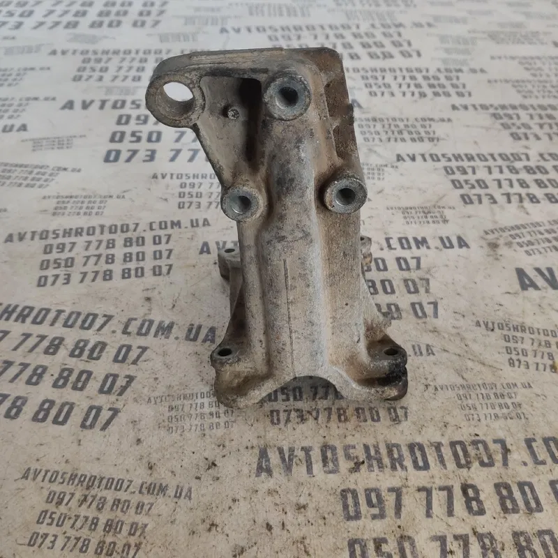 Кронштейн двигуна VW Passat B3 (88-93) правий OEM 357199354