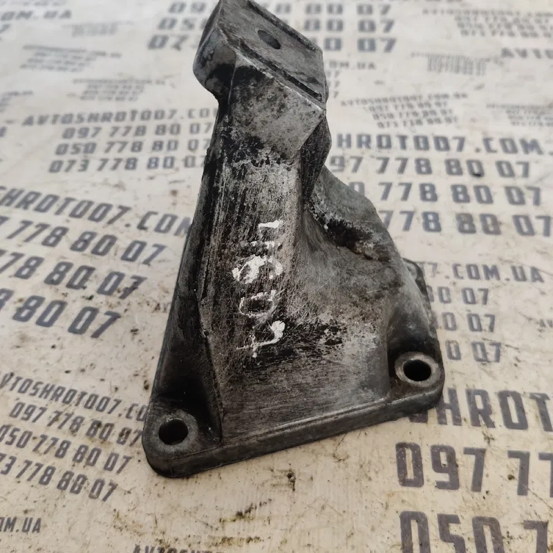 Кронштейн двигуна VW Passat B5 (96-05) правий OEM 4b0199308