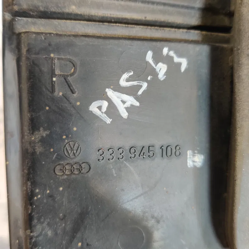 Ліхтар задній VW Passat B3 (88-93) правий OEM 333945108