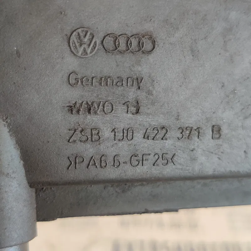 Бачок насосу ГУР Volkswagen Golf 4 (97-05) OEM 1J0422371B