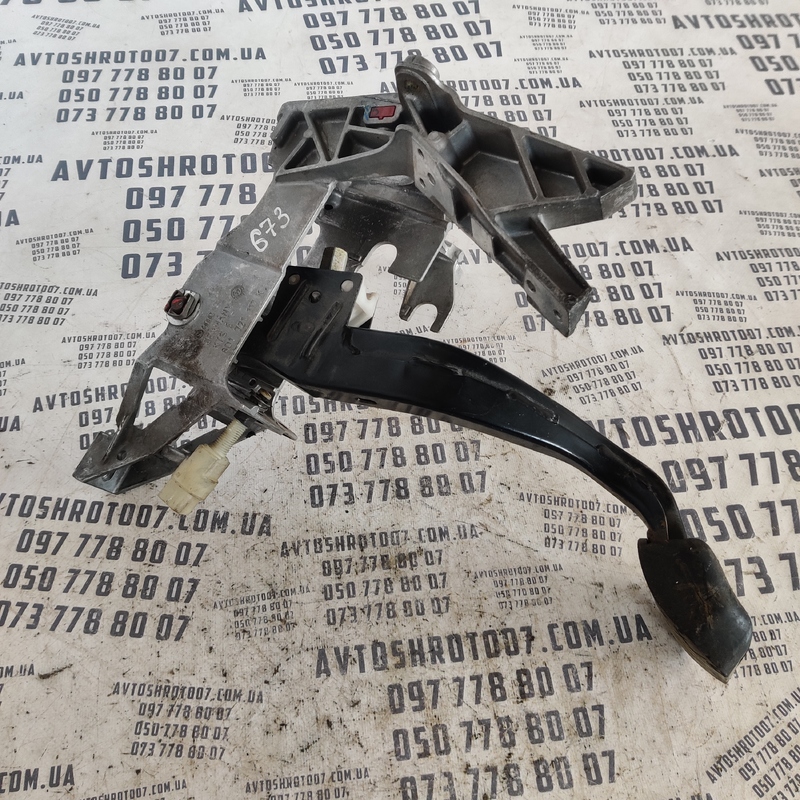 Педаль тормозу Volkswagen Passat B5 (96-05) OEM 8d1721117k